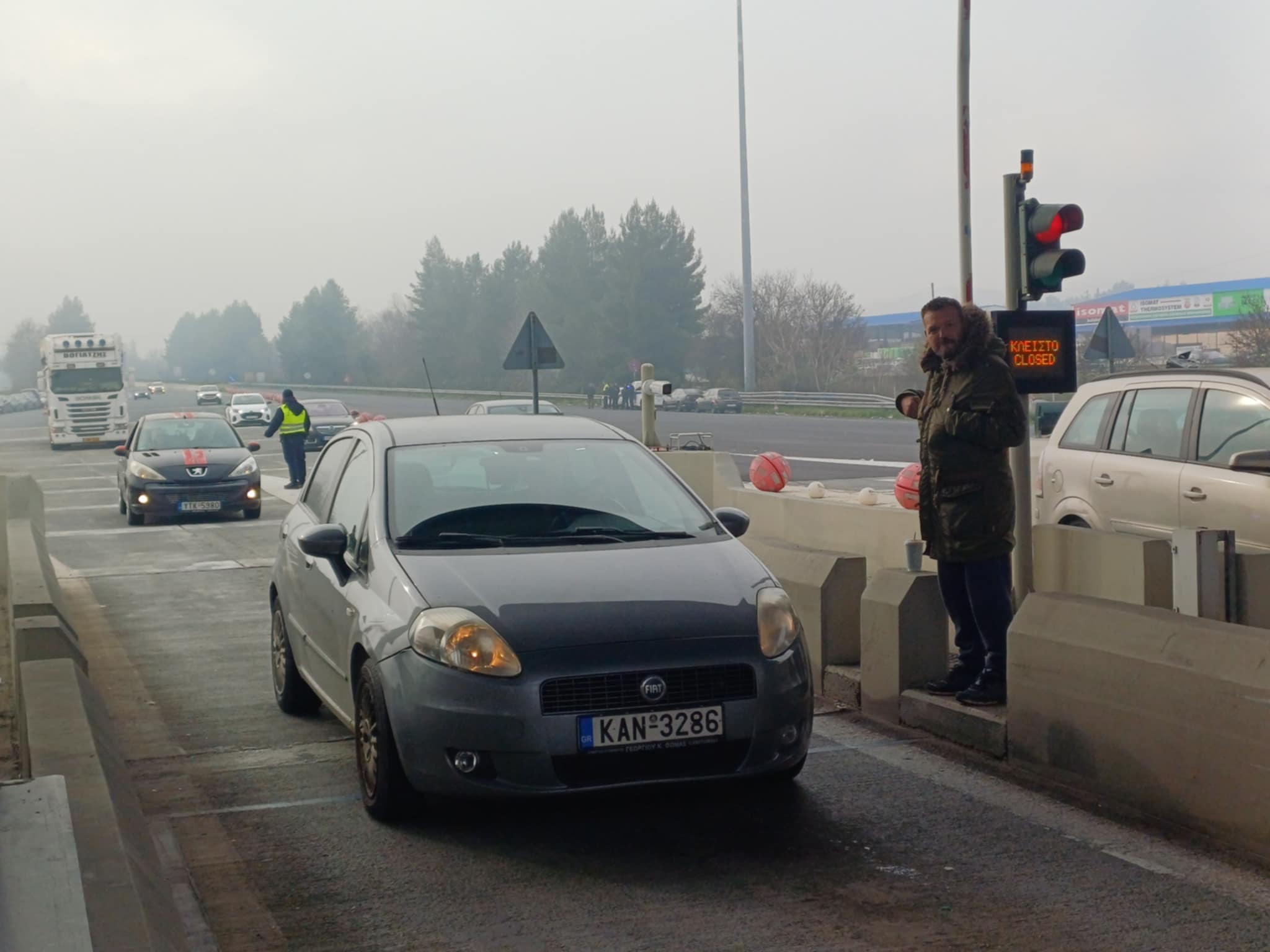 Άνοιξαν τις μπάρες των διοδίων στο Μακρυχώρι οι αγρότες του μπλόκου της Νίκαιας (ΦΩΤΟ)