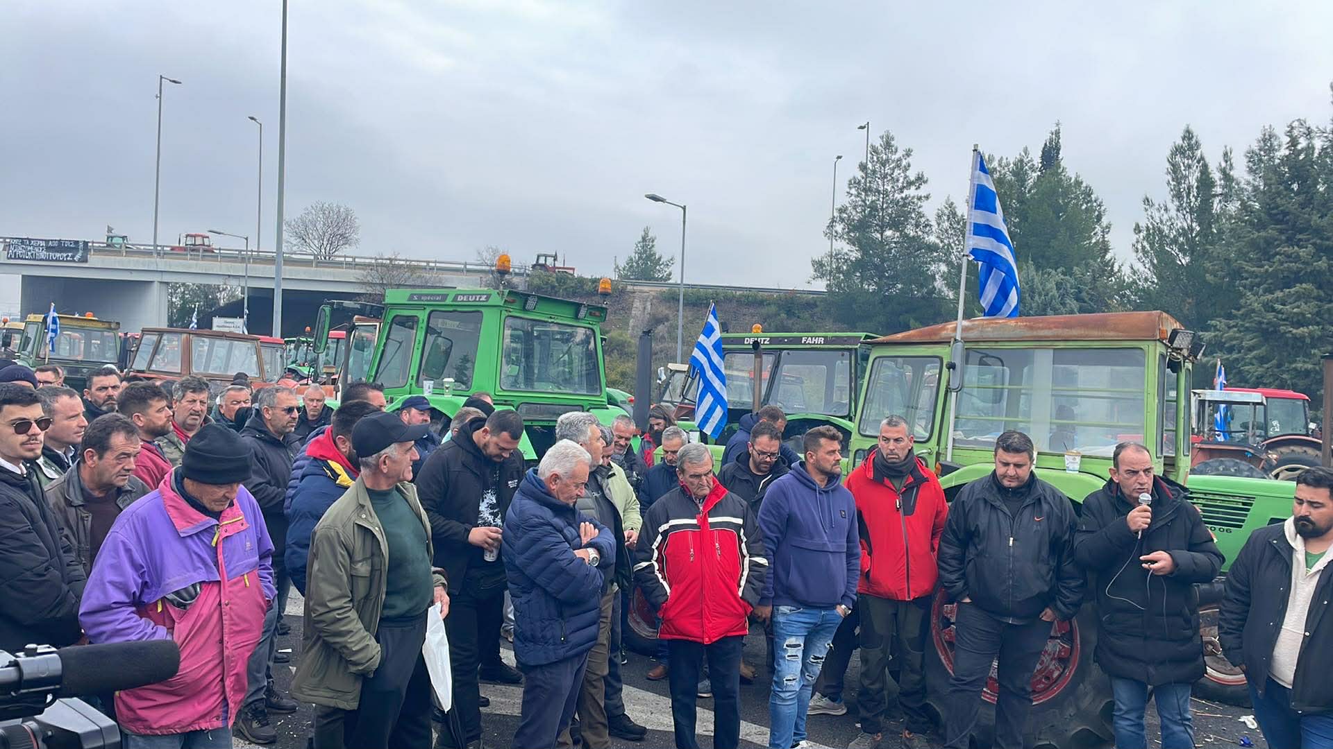 Mπλόκο Νίκαιας: Κλείνουν τη Δευτέρα τις σήραγγες των Τεμπών για τα φορτηγά -Συνεχίζουν το άνοιγμα διοδίων