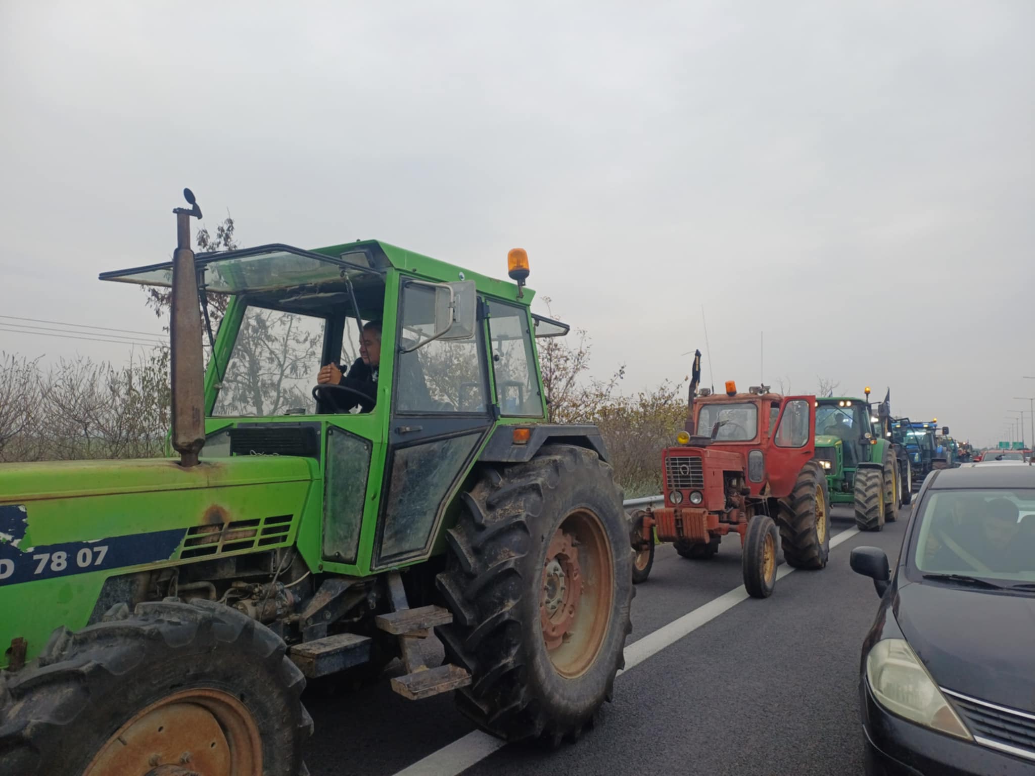 Καθ- οδόν οι αγρότες με δεκάδες τρακτέρ για να κλείσουν τη σήραγγα των Τεμπών, για τα φορτηγά (ΦΩΤΟ+video)