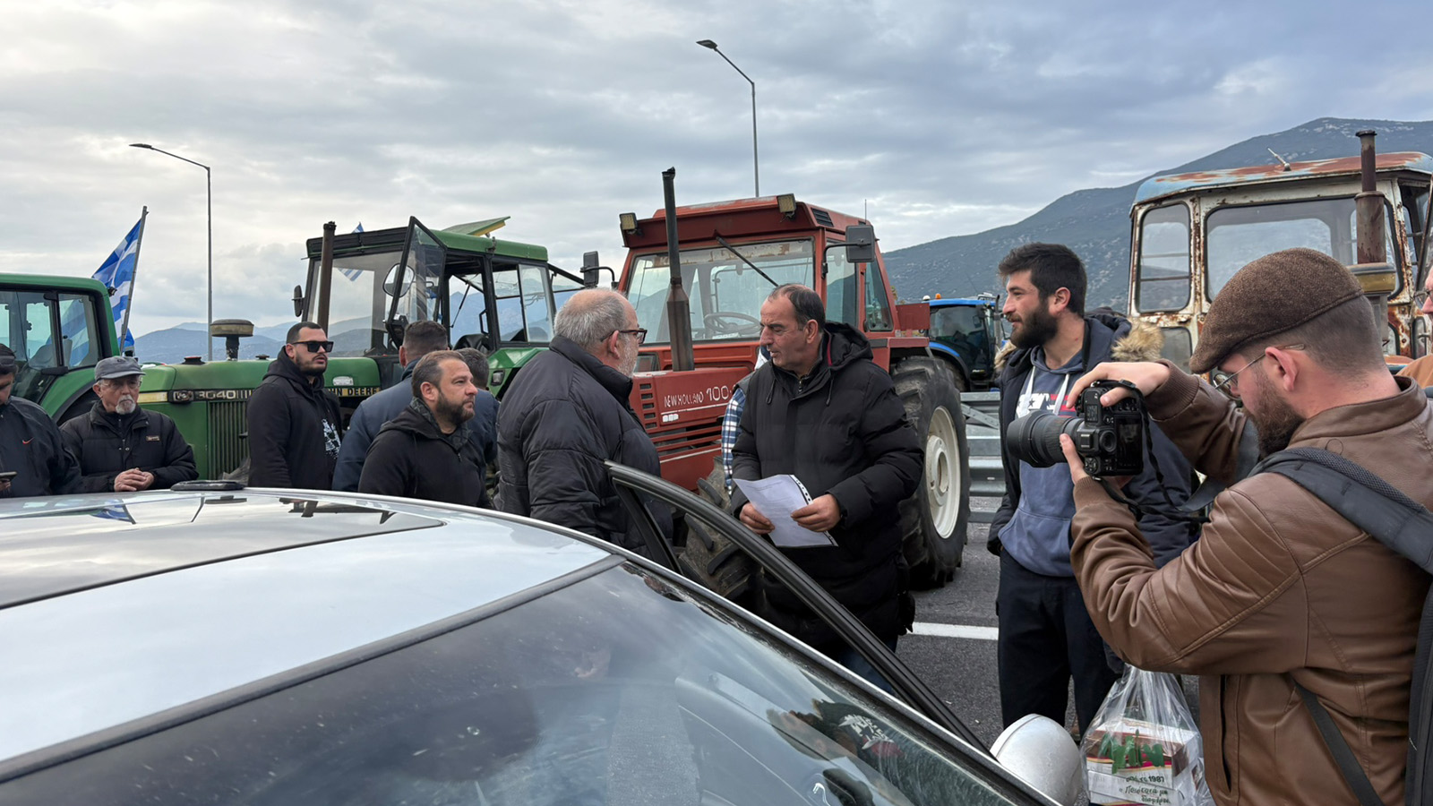 Σήραγγες Τεμπών: Έφτασαν δεκάδες ταξί της Μαγνησίας εκφράζοντας συμπαράσταση στους αγρότες (ΒΙΝΤΕΟ)