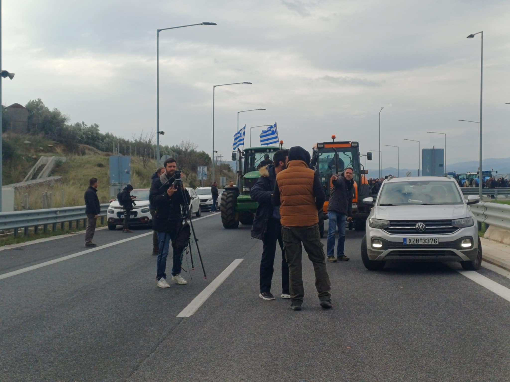 «Έκοψαν την Ελλάδα στα δύο»οι αγρότες που απέκλεισαν το μεσημέρι τις σήραγγες των Τεμπών (ΦΩΤΟ+video)