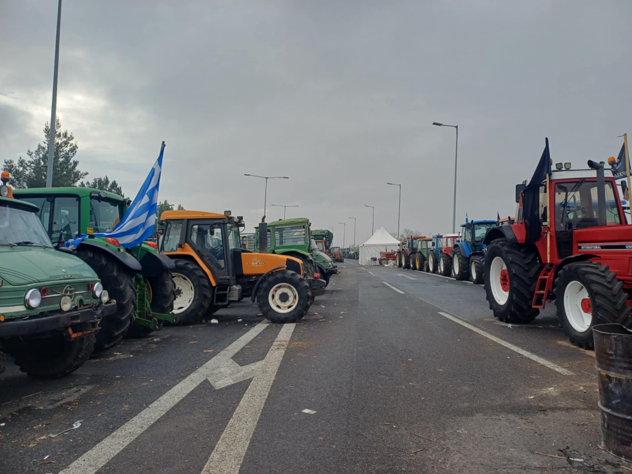 Κόντρα αστυνομίας αγροτών στο μπλόκο Νίκαιας για την ασφαλεια στη διέλευση των οχημάτων (ΦΩΤΟ)