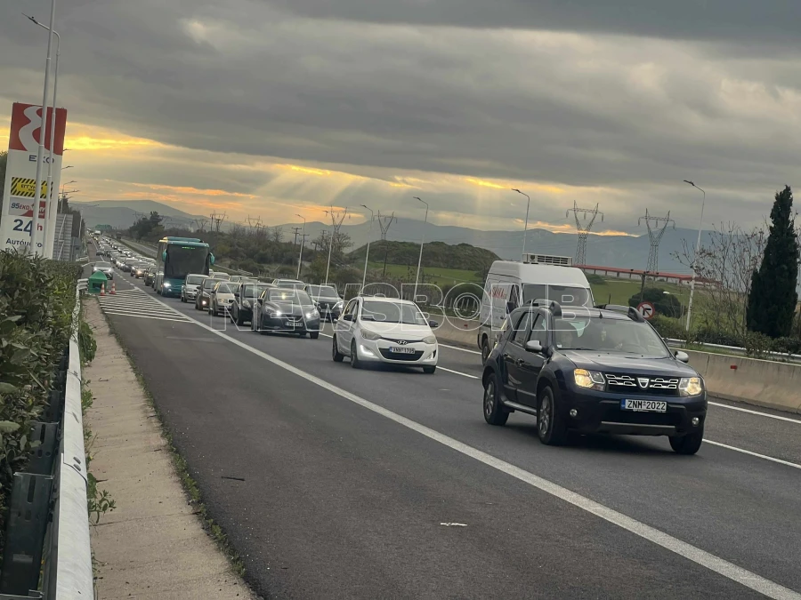 Μπλόκα αγροτών στις εθνικές οδούς: Με χαμηλές ταχύτητες, από μία λωρίδα περνούν οι εκδρομείς
