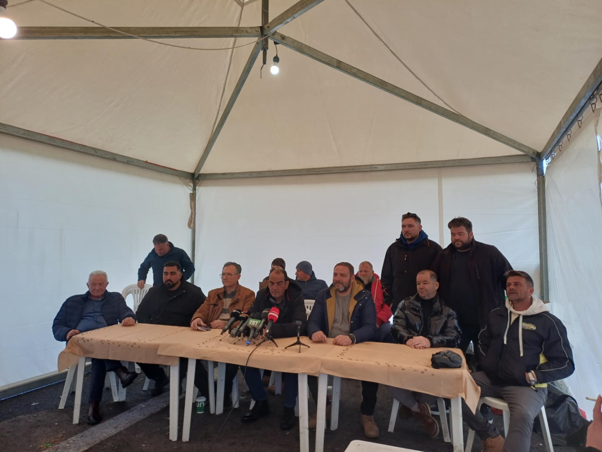 Οργή στη σύσκεψη του μπλόκου της Νίκαιας για την τοποθέτηση στηθαίων- νέο μποτιλιάρισμα στην Εθνική (ΦΩΤΟ+video)