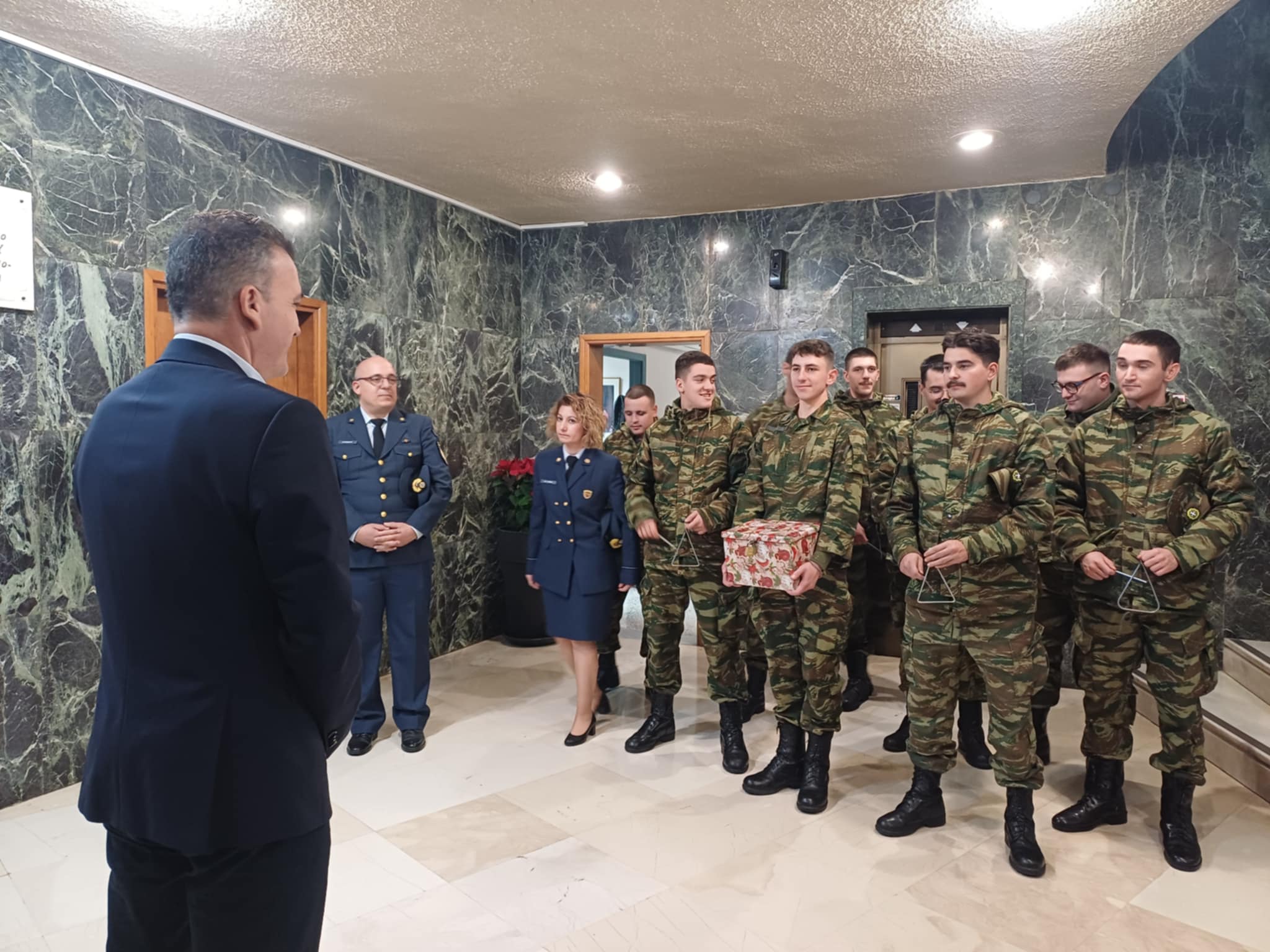 Τα κάλαντα στον δήμαρχο Λαρισαίων  από τη χορωδία Τάγματος της 1ης Στρατιάς (ΦΩΤΟ+video)