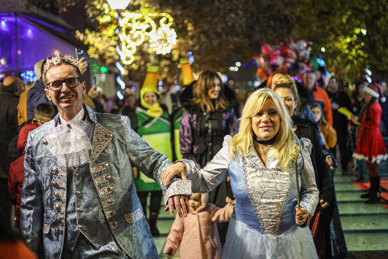 Βελεστίνο: Πλήθος κόσμου συμμετείχε στη μεγάλη χριστουγεννιάτικη παρέλαση