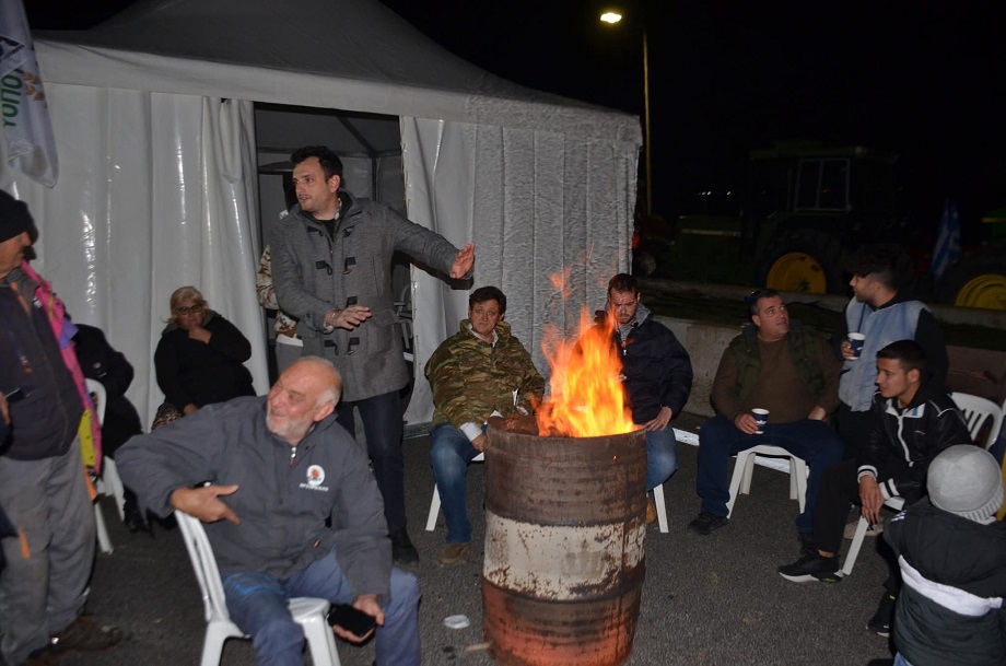 Ο Αη Βασίλης ήρθε φέτος με τρακτερ στη Θεσσαλία....