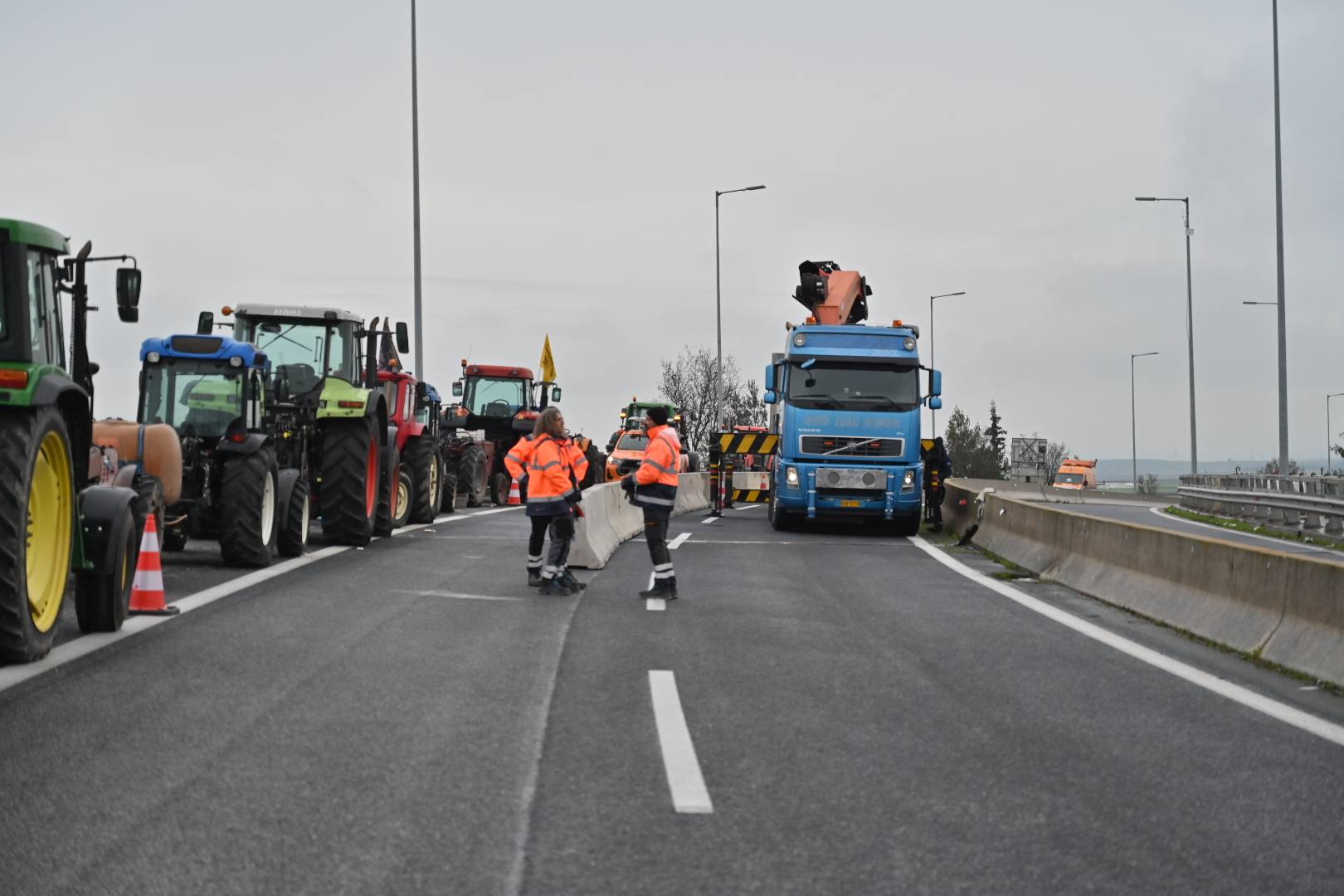 Τα τσιμεντένια στηθαία για ασφαλή διέλευση διχάζουν τα αγροτικά μπλόκα