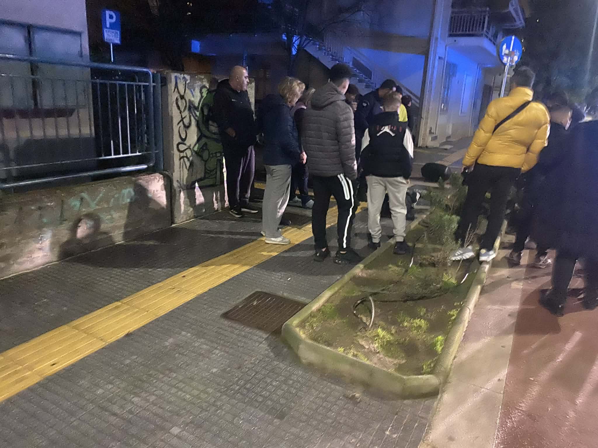 Λάρισα: Τραυματίστηκε  νεαρός με πατίνι στο κεφάλι έπειτα από σύγκρουση με μηχανάκι στην Ιουστιιανού (ΦΩΤΟ)