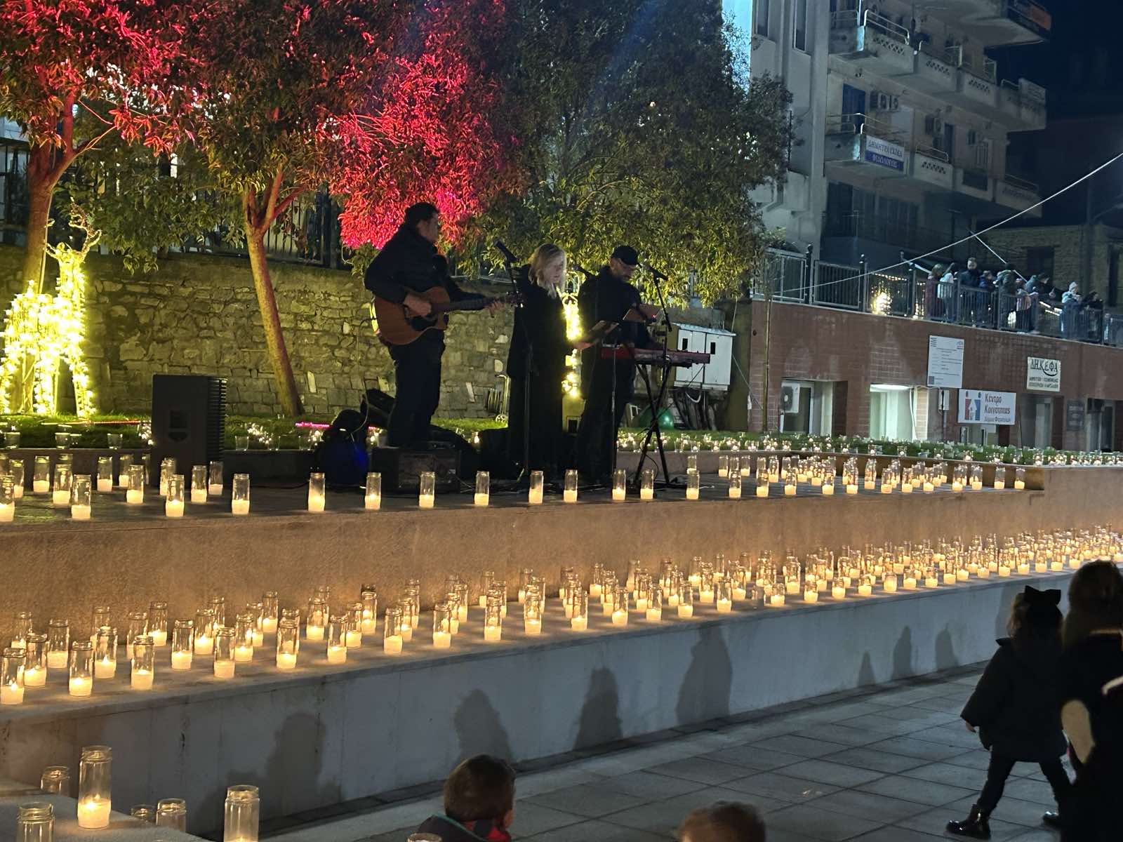 Τα Φάρσαλα πλημμύρισαν φως και κόσμο στη «Νύχτα των Κεριών» (ΦΩΤΟ)