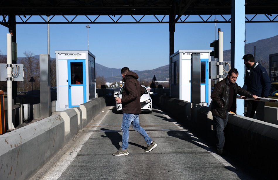 Άνοιξαν τις μπάρες στα διόδια  Μακρυχωρίου και Σοφάδων αγρότες από τα μπλόκα  Νίκαιας και Ε-65 (ΦΩΤΟ)