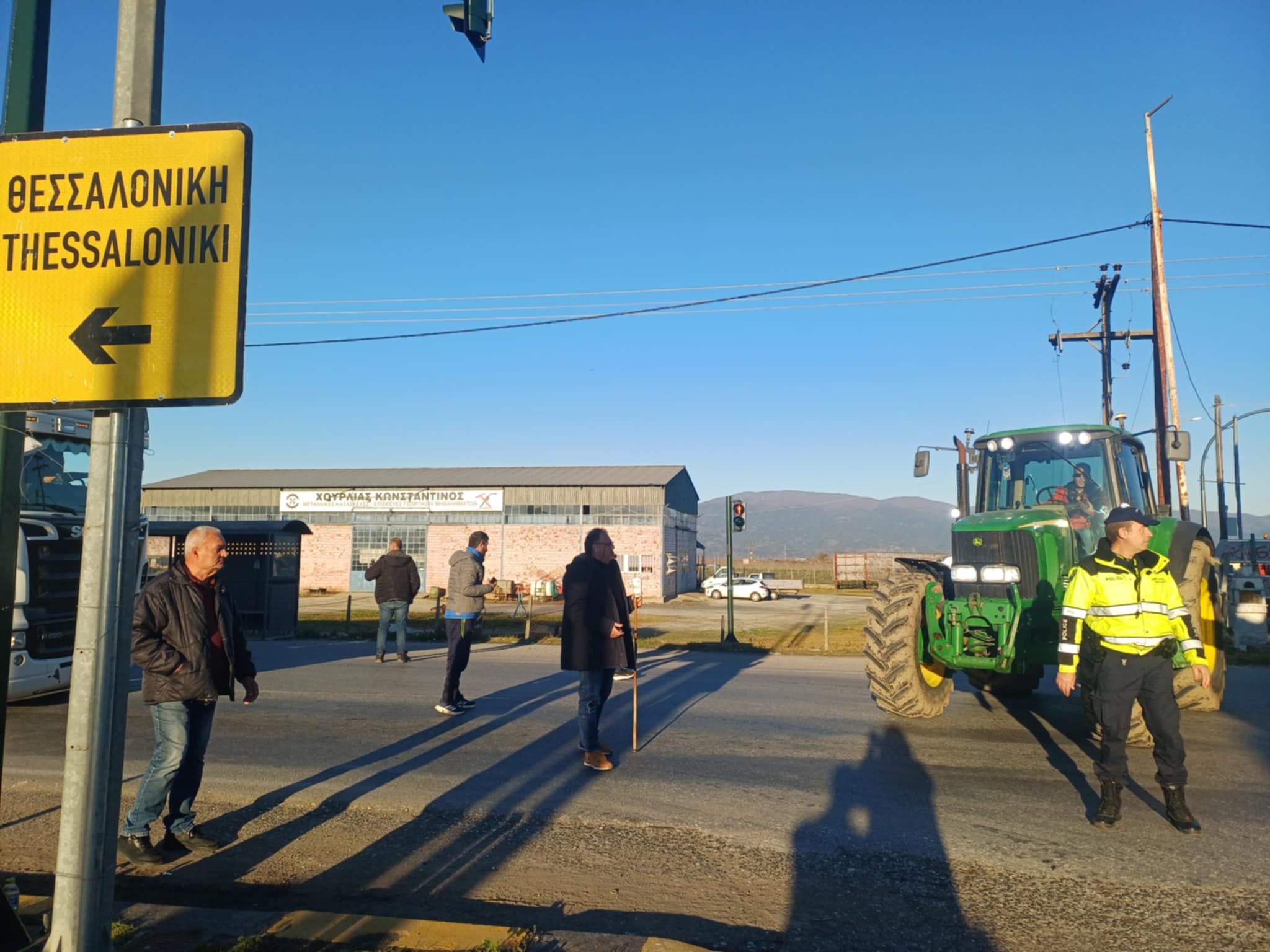 Απε΄κλεισαν την παλιά οδό Λάρισας- Βόλου στο Αχίλλειο οι αγρότες- ουρές από ΙΧ και νταλίκες (ΦΩΤΟ)