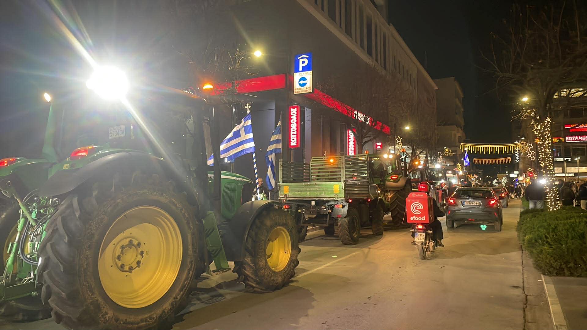 Νέα ...απόβαση τρακτέρ στην κεντρική πλατεία της Λάρισας από το μπλόκο Νίκαιας (ΦΩΤΟ)