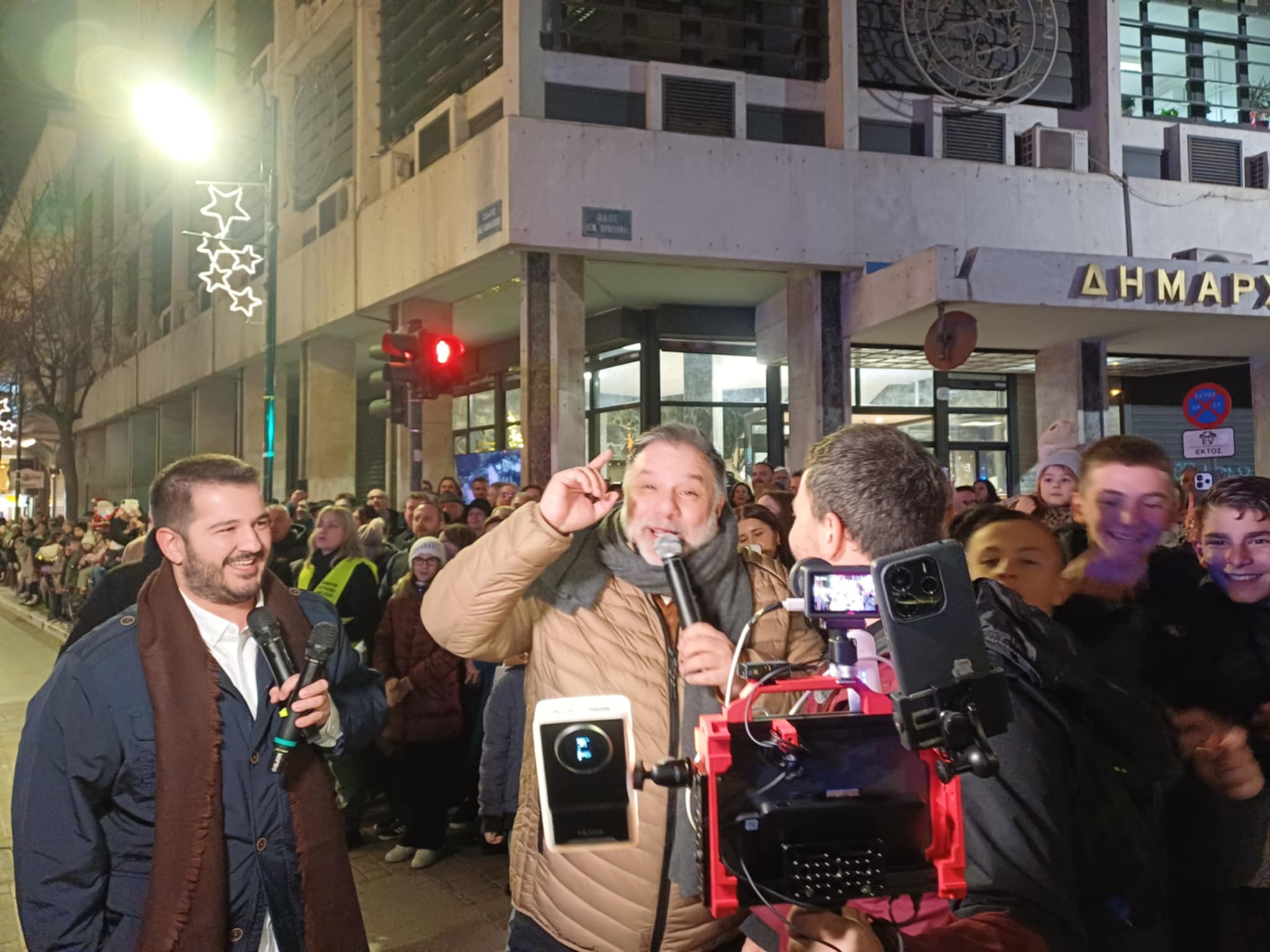 Πλήθος κόσμου στην Παπαναστασίου για τη χριστουγεννιάτικη παρέλαση με σόου Αρναούτογλου(ΦΩΤΟ)
