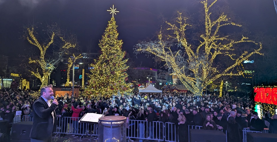 Λαμπερή υποδοχή για το 2026 από τον Δήμο Λαρισαίων με πυροτεχνηματα και συναυλία του Δώρου Δημοσθένους (ΦΩΤΟ+video)