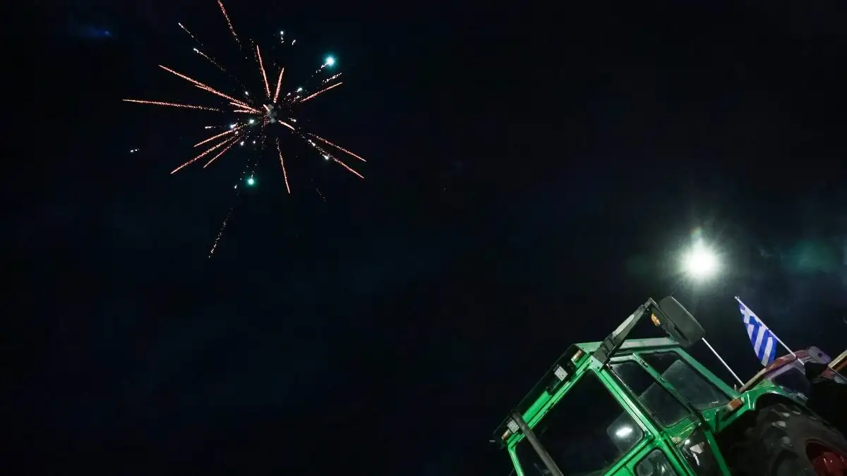 Ρεβεγιόν στους δρόμους για τους αγρότες: Στο μπλόκο της Νίκαιας έστησαν σούβλες με ζεστό κρασί και ζωντανή μουσική (ΦΩTO)