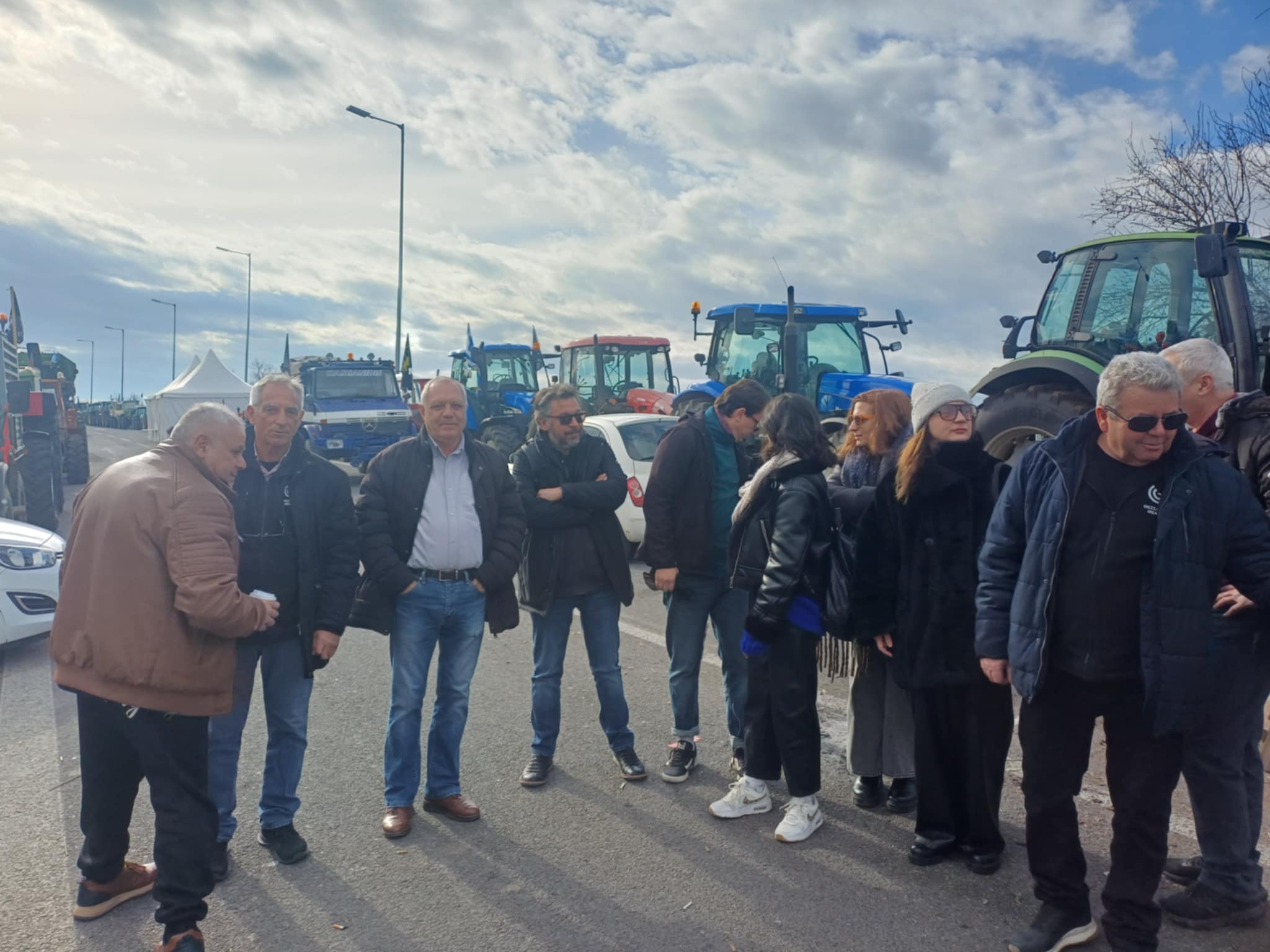 Επίσκεψη συμπαραστασης του Θεσσαλικού Θεάτρου στο μπλόκο της Νίκαιας-ανοικτοί οι δρόμοι για τα Φώτα (ΦΩΤΟ)