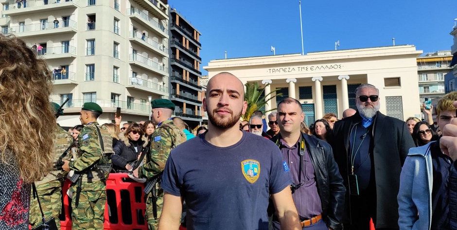 Για τρίτη χρονιά έπιασε τον σταυρό ο Γιάννης Λιάκος, λιμενοφύλακας, στην τελετή καθαγιασμού των υδάτων στον Βόλο (εικόνες)