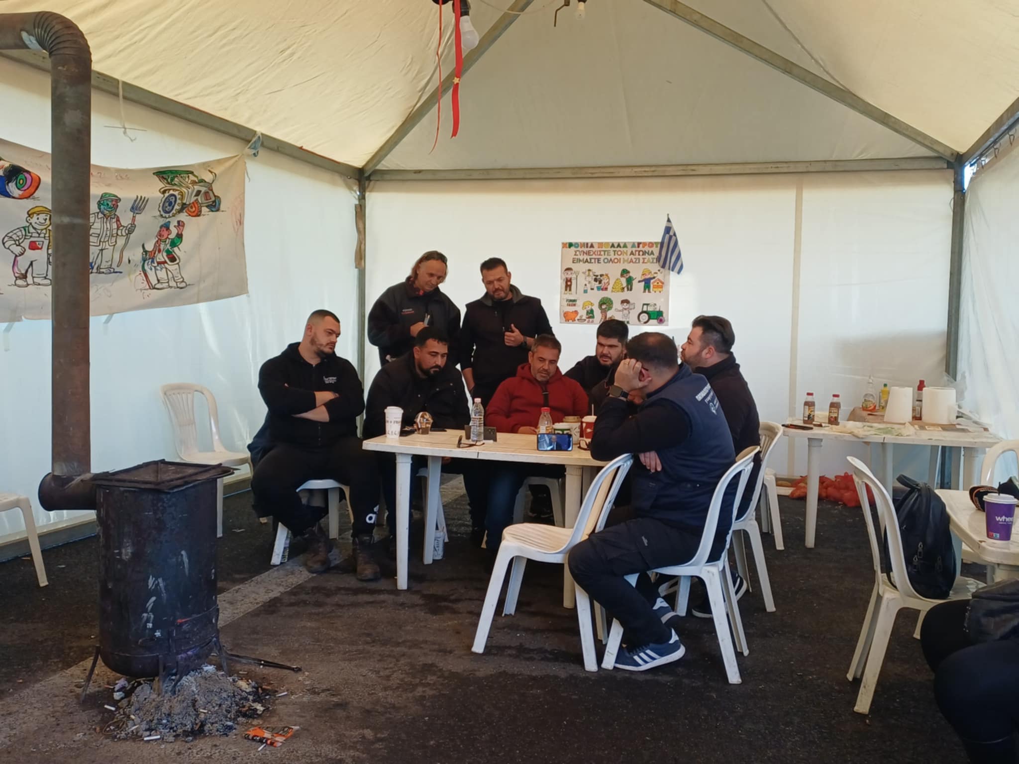 με ενδιαφε΄ρον και εμφανή απογοήτευση παρακολούθησαν τις ανακοινώσεις της κυβέρνησης στο μπλόκο Νίκαιας (ΦΩΤΟ)