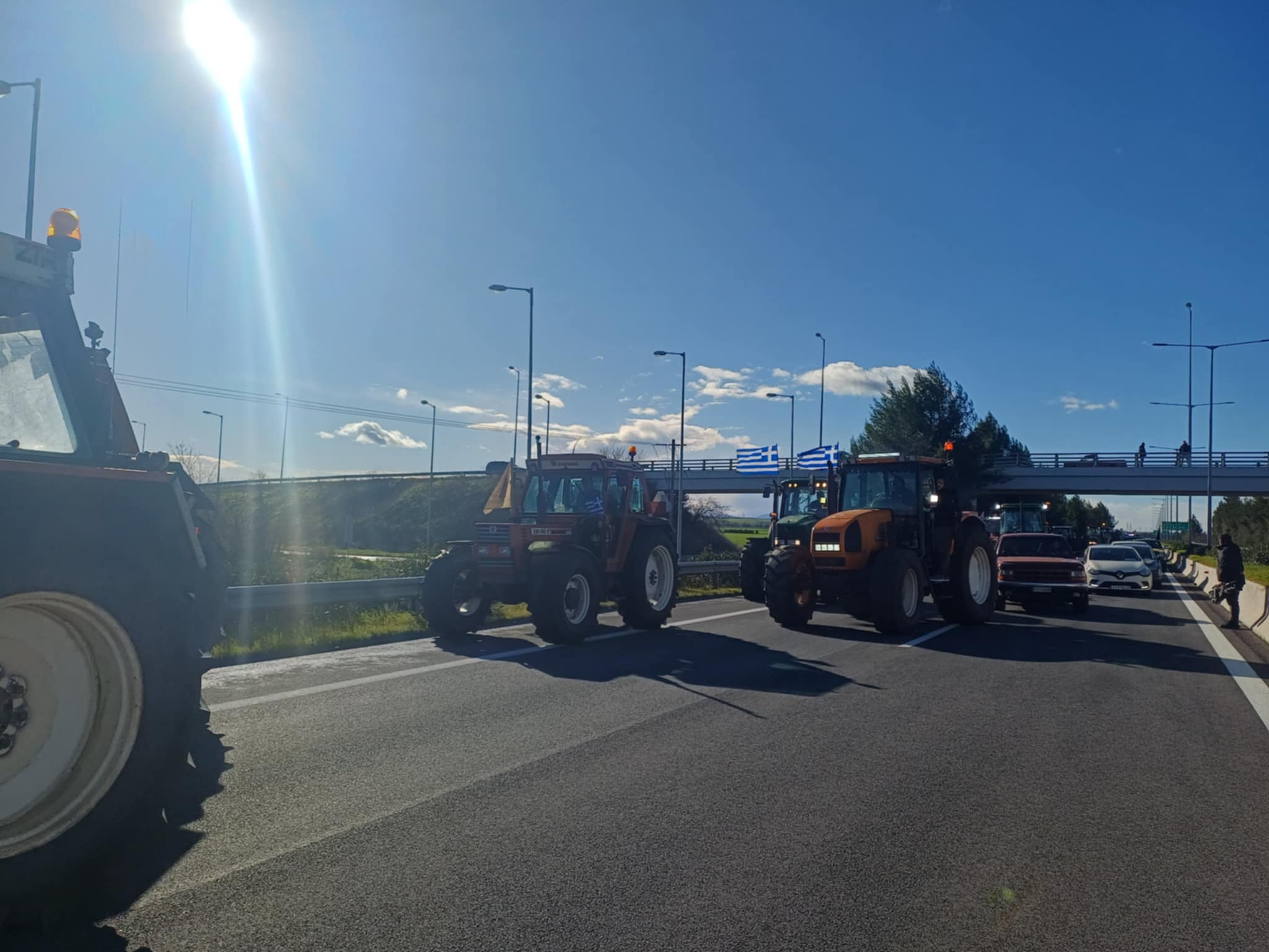 Ξεκίνησαν τα τρακτερ από το μπλόκο Νίκαιας για τον αποκελισμό των σηράγγων στα Τέμπη (ΦΩΤΟ+video)
