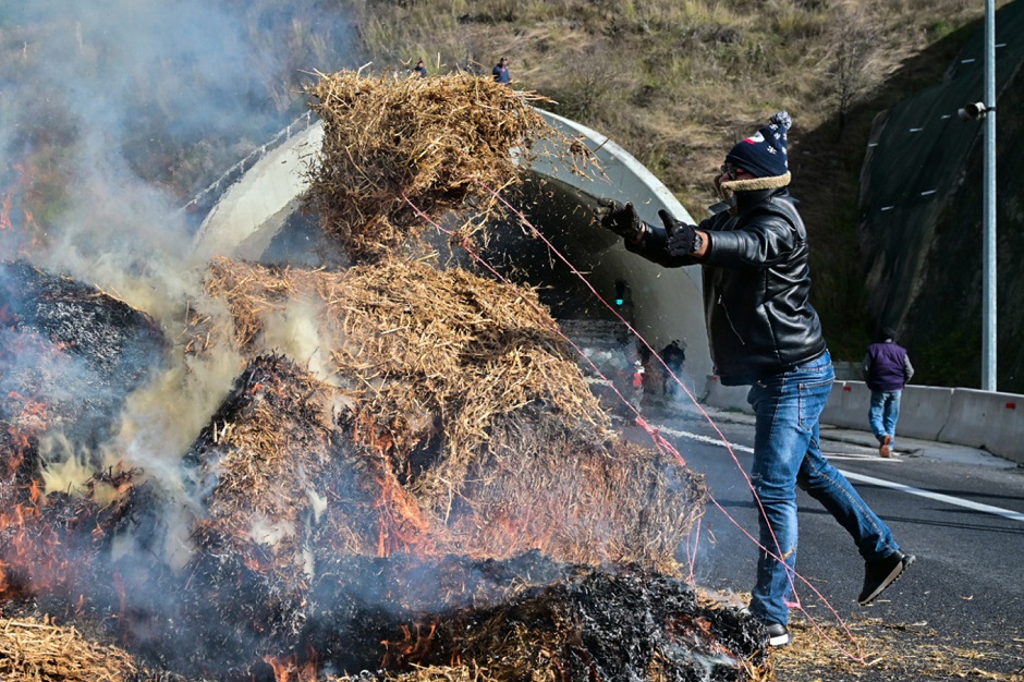 Σε συζήτηση με ανοιχτούς δρόμους καλεί η κυβέρνηση τους αγρότες-κλείνουν στις 5 τον παράδρομο προς Ελασσόνα