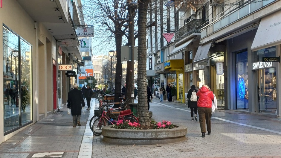 Πάγωσε... η αγορά στην πρεμιέρρα των εκπτώσεων στη Λάρισα (ΦΩΤΟ)