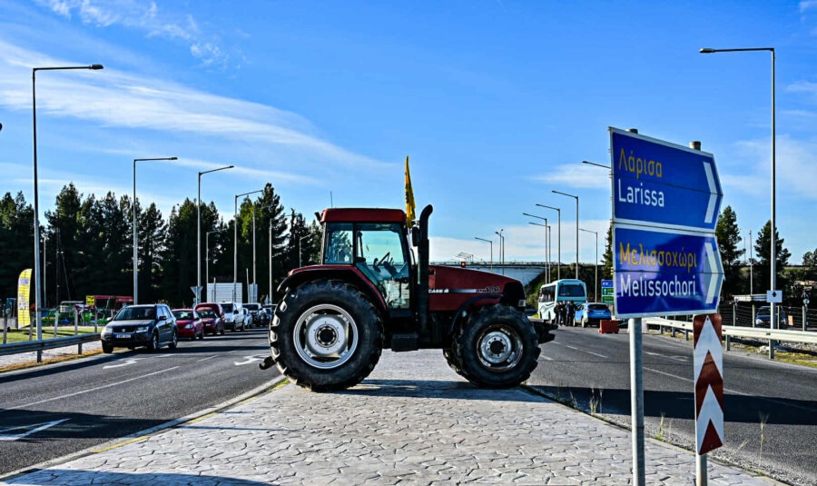 Στον κόμβο του Πλατυκάμπου οι αγρότες – Απέκλεισαν το σημείο με τρακτέρ και αγροτικά οχήματα