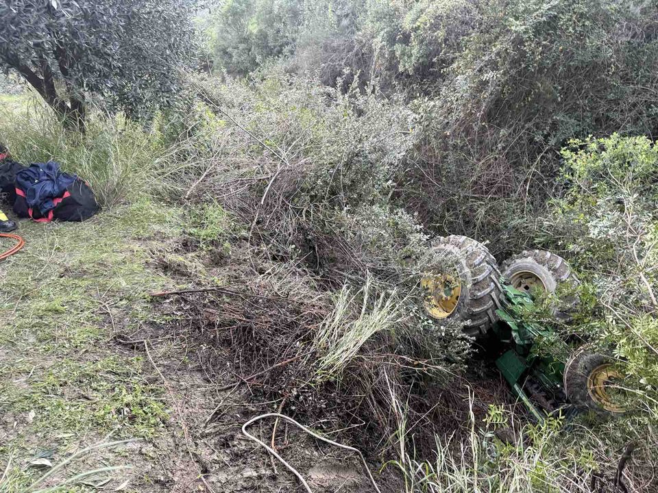 Ανατράπηκε τρακτέρ στο Κουτσοχέρι Μεσολογγίου και καταπλάκωσε τον οδηγό -Επιχείρηση για τον απεγκλωβισμό του