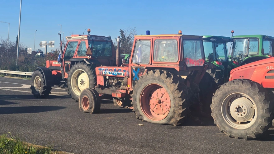 Μπλόκο Νίκαιας: Καταδικαστέοι οι βανδαλισμοί τρακτέρ λένε οι αγροτοσυνδικαλιστές αλλά καταγγέλλουν... προβοκάτσια