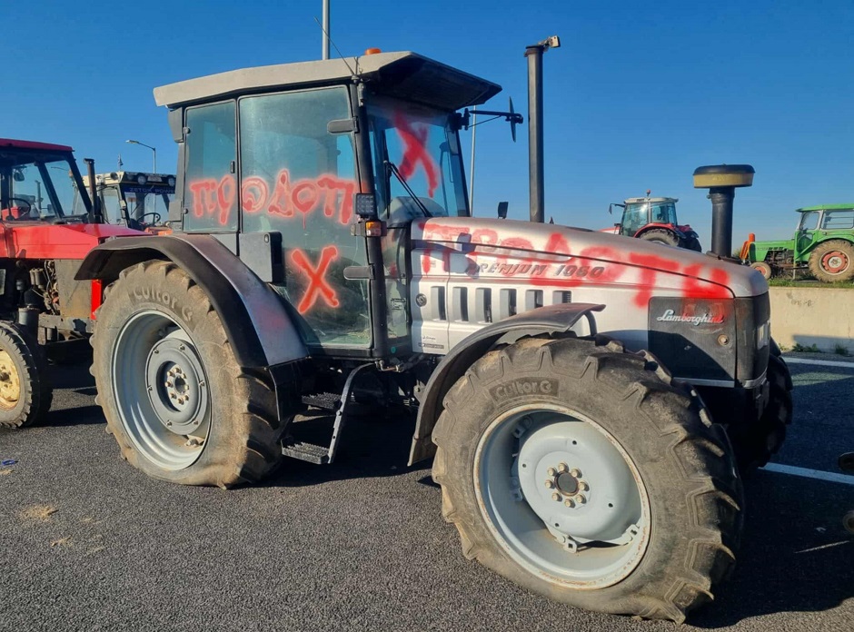 «Θα έπρεπε να ντρέπονται, δείχνουν πόσο μικρά ανθρωπάκια είναι» -Αιχμές από τον αγρότη που του βανδάλισαν το τρακτέρ