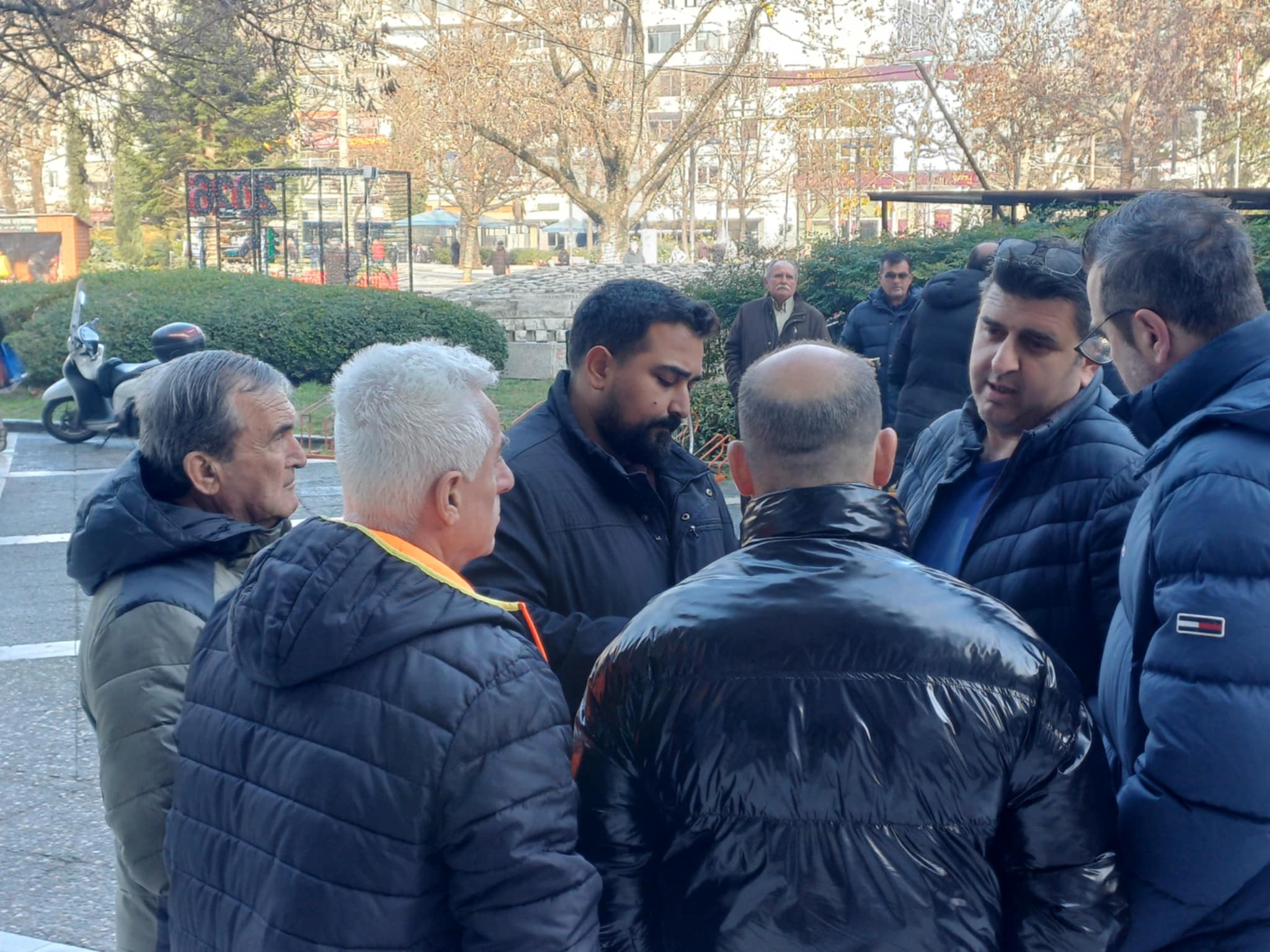 Στην εισαγγελία Λάρισας αγρότες μπλόκου Νίκαιας -ζήτησαν τα βίντεο για εντοπισμό αυτών που  βανδάλισαν τα τρακτερ (ΦΩΤΟ)