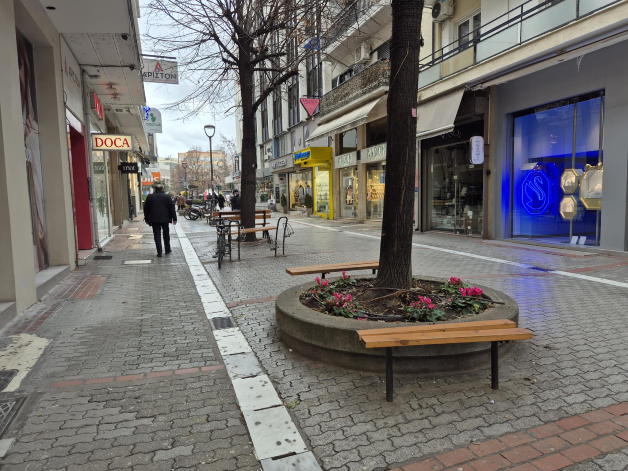 Ανοιχτα΄σήμερα Κυριακή τα μαγαζιά στη Λάρισα, αλλά περιορισμένη η κίνηση λόγω κρύου (ΦΩΤΟ)