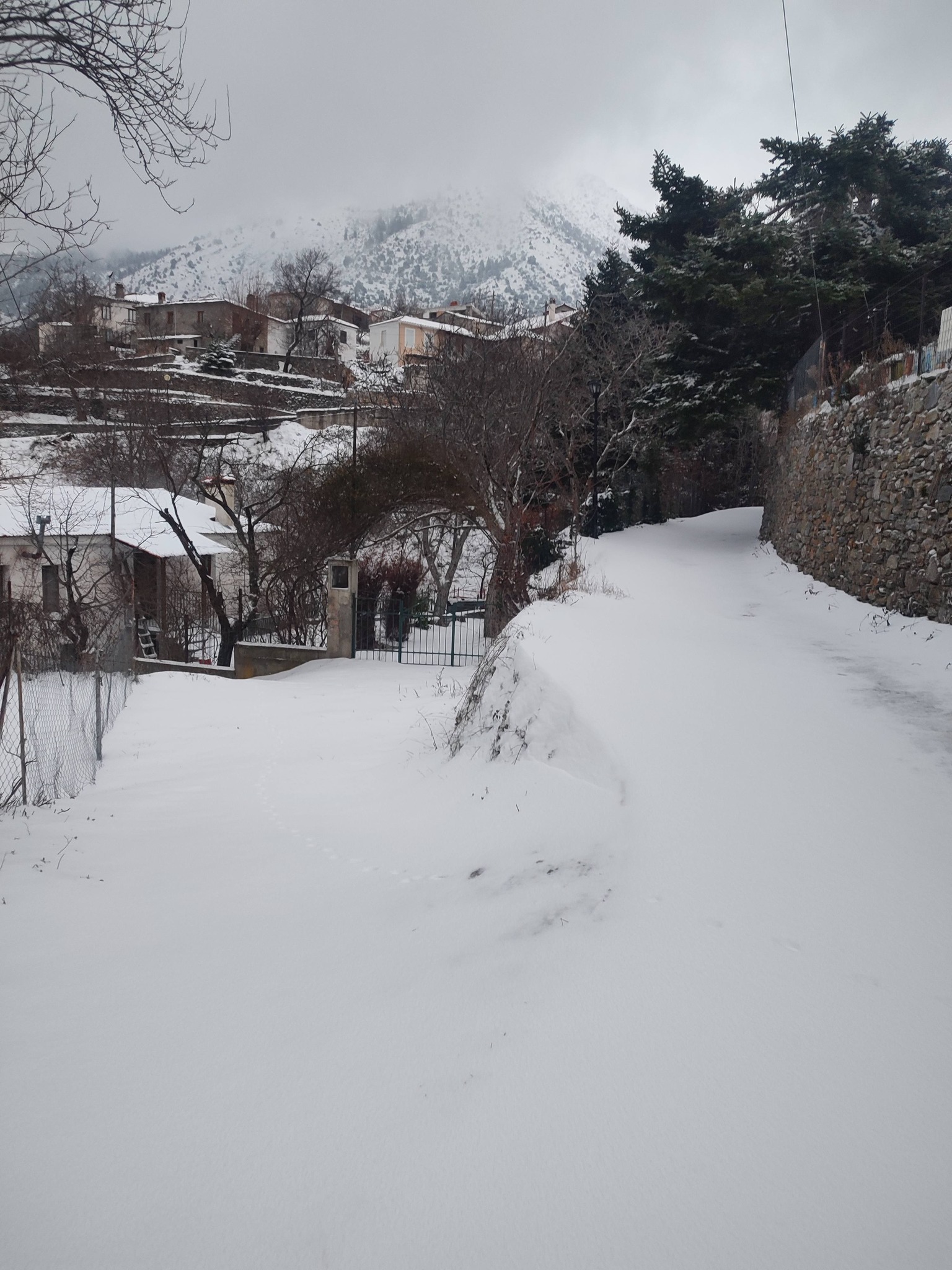 Όμορφες εικόνες από τη χιονισμένη Σπηλιά Κισσάβου (ΦΩΤΟ)