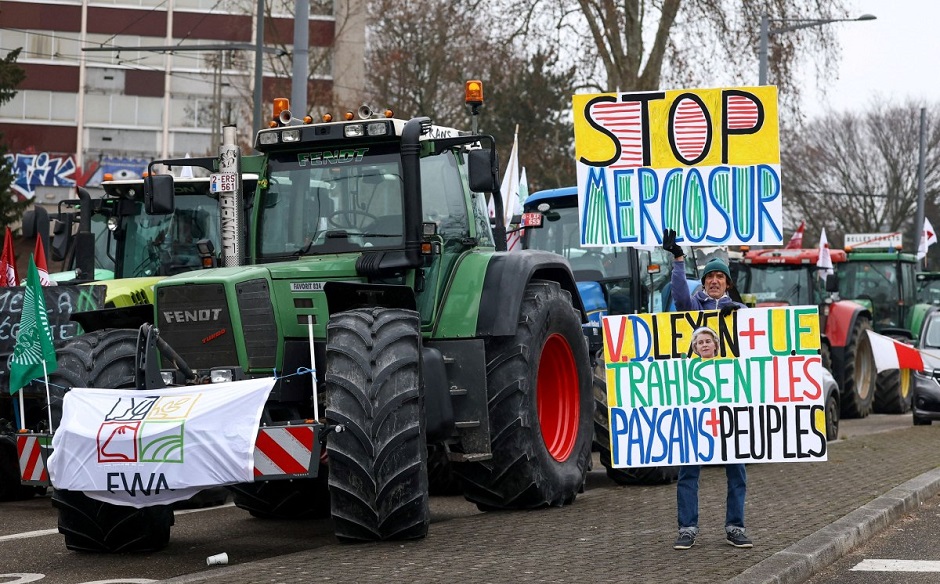 Mercosur: «Στον πάγο» η συμφωνία – Παραπέμπεται στο Ευρωπαϊκό Δικαστήριο -διαδηλώσεις χιλιάων αγροτών στο Στρασβούργο