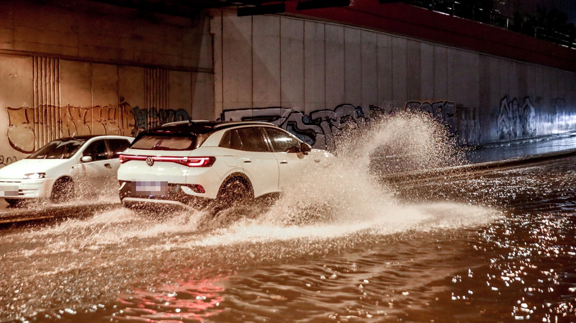 Η κακοκαιρία σφυροκοπά την Αττική -Ποτάμια οι δρόμοι, καθιζήσεις, «προσοχή το επόμενο δίωρο», λέει ο Καλλιάνος