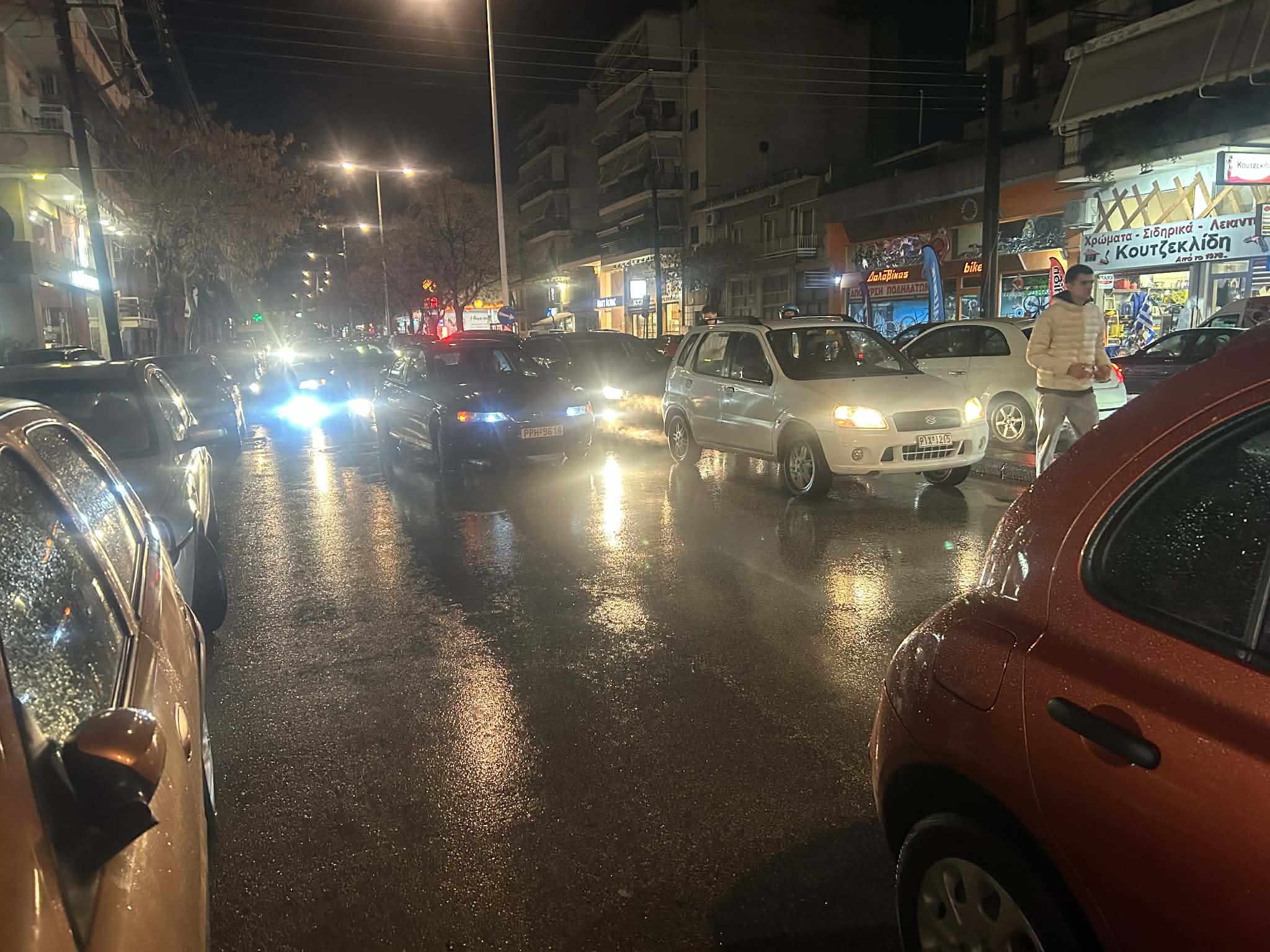 Τραυματίας πριν λίγο ντελιβεράς σε τροχαίο με ΙΧ στην Ηρώων Πολυτεχνείου (ΦΩΤΟ)