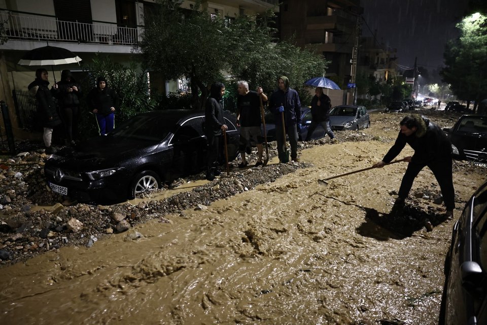 Κακοκαιρία: Νεκρή γυναίκα στην Άνω Γλυφάδα -Παρασύρθηκε από ορμητικά νερά, εγκλωβίστηκε κάτω από όχημα