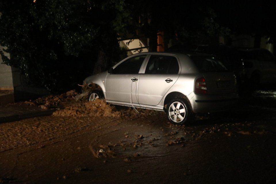 Δύο νεκροί από την κακοκαιρία που σάρωσε τη χώρα -Σοβαρά προβλήματα στην Αττική, δρόμοι χείμαρροι, απίστευτες εικόνες