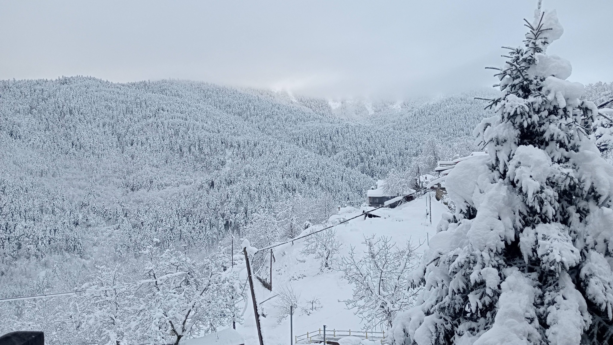Ξεπέρασε το ένα μέτρο το χιόνι στα χωριά της Λίμνης Πλαστήρα-ανοιχτοί οι δρόμοι (ΦΩΤΟ+video)