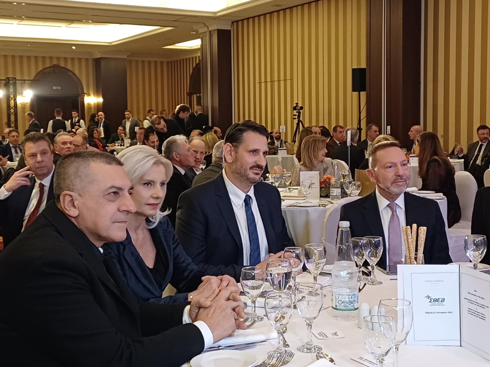 Στουρνάρας στο δείπνο του ΣΘΕΒ: Η ελληνική οικονομία βαδίζει στο σωστό δρόμο σε ένα χαοτικό διεθνές περιβάλλον