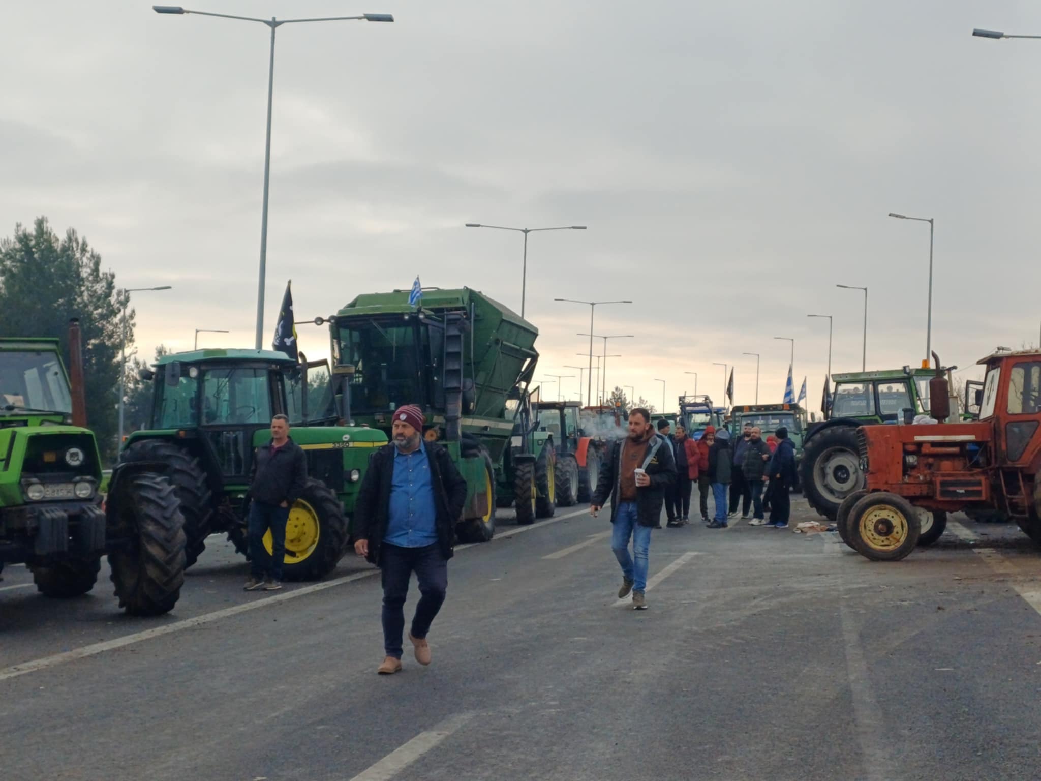 Φεύγουνμε ψηλά το κεφάλι μετά από 55 ημέρες παραμονής οι αγρότυες από το μπλόκο της Νίκαιας (ΦΩΤΟ+video)