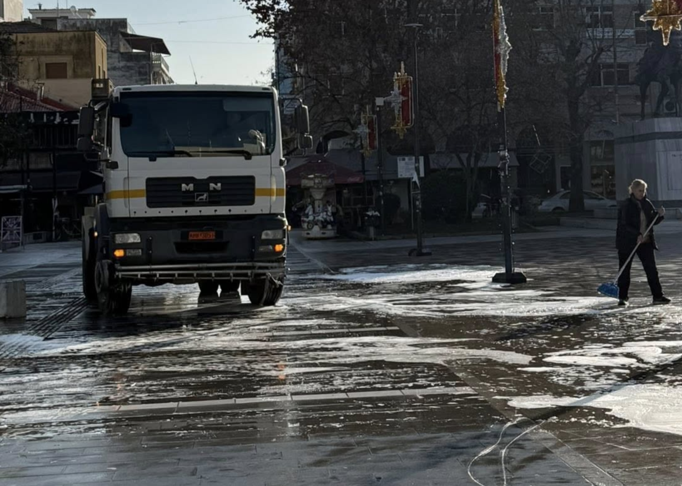 Πέταξαν απορρυπαντικό στο σιντριβάνι της Καρδίτσας! (ΦΩΤΟ)