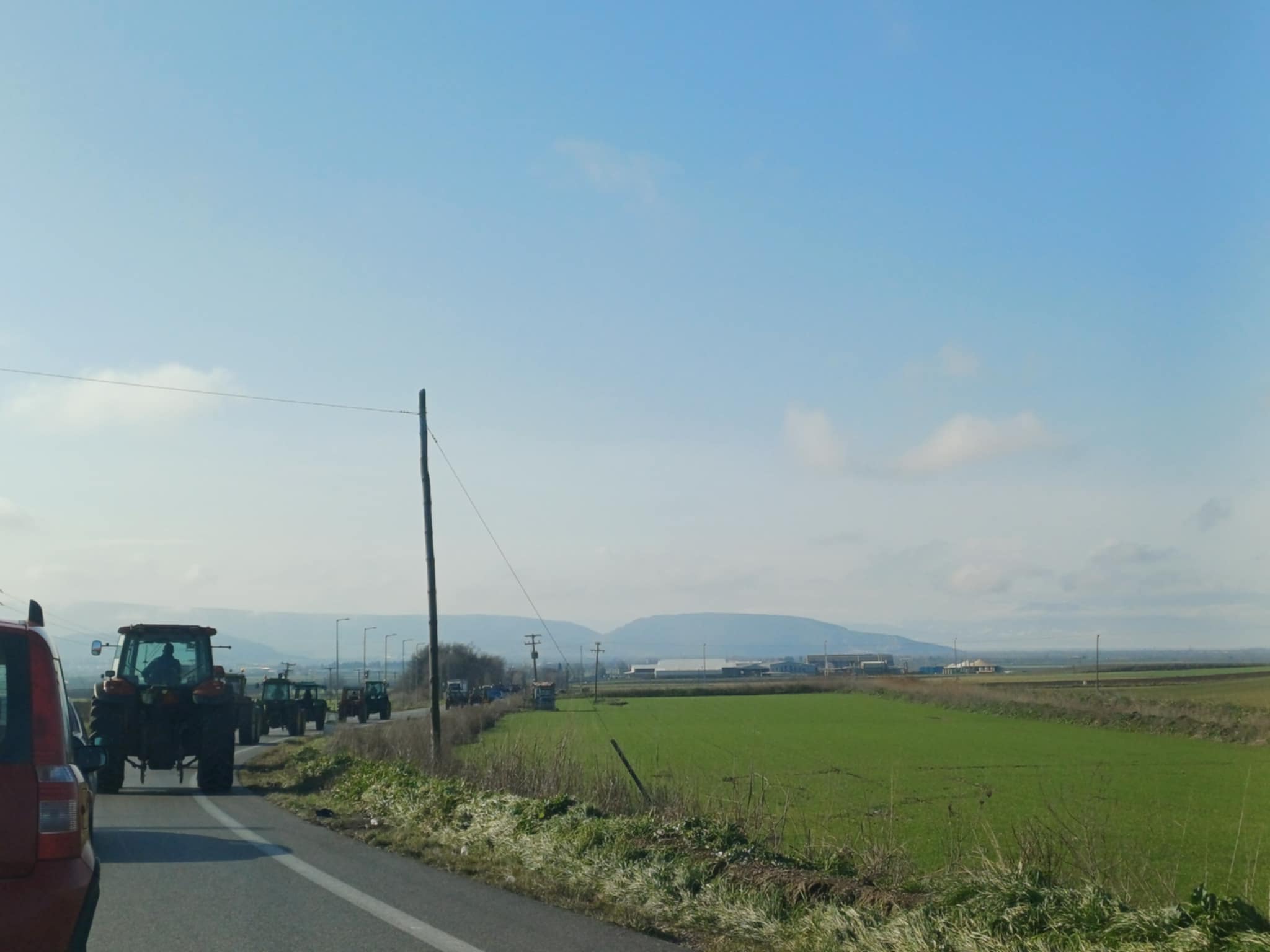 Σε ένα μεγάλο κομβόϊ επιστρέφουν τα τρακτερ των Φαρσάλων από το μπλόκο της Νίκαιας (ΦΩΤΟ)