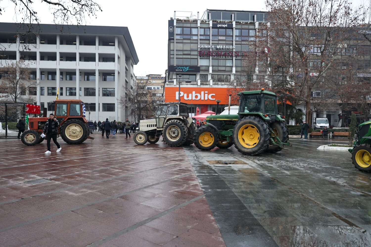 Έφυγαν από το μπλόκο της Νίκαιας και ήρθαν στην κεντρική παλτεία τα τρακετρ (ΦΩΤΟ)