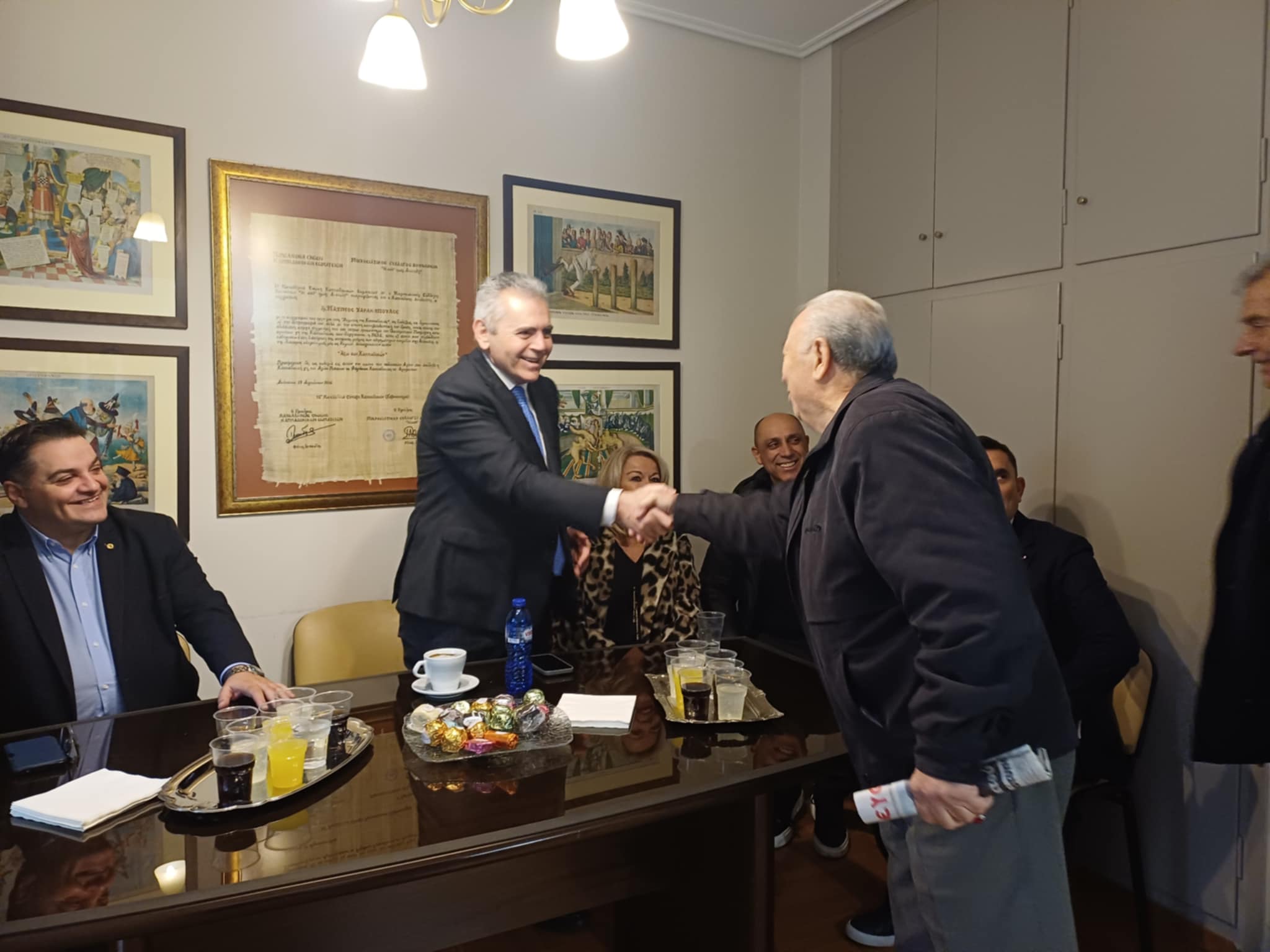 Ευχές στο γραφείο του Μάξιμου Χαρακόπουλου για την ονομαστική του εορτή (ΦΩΤΟ)