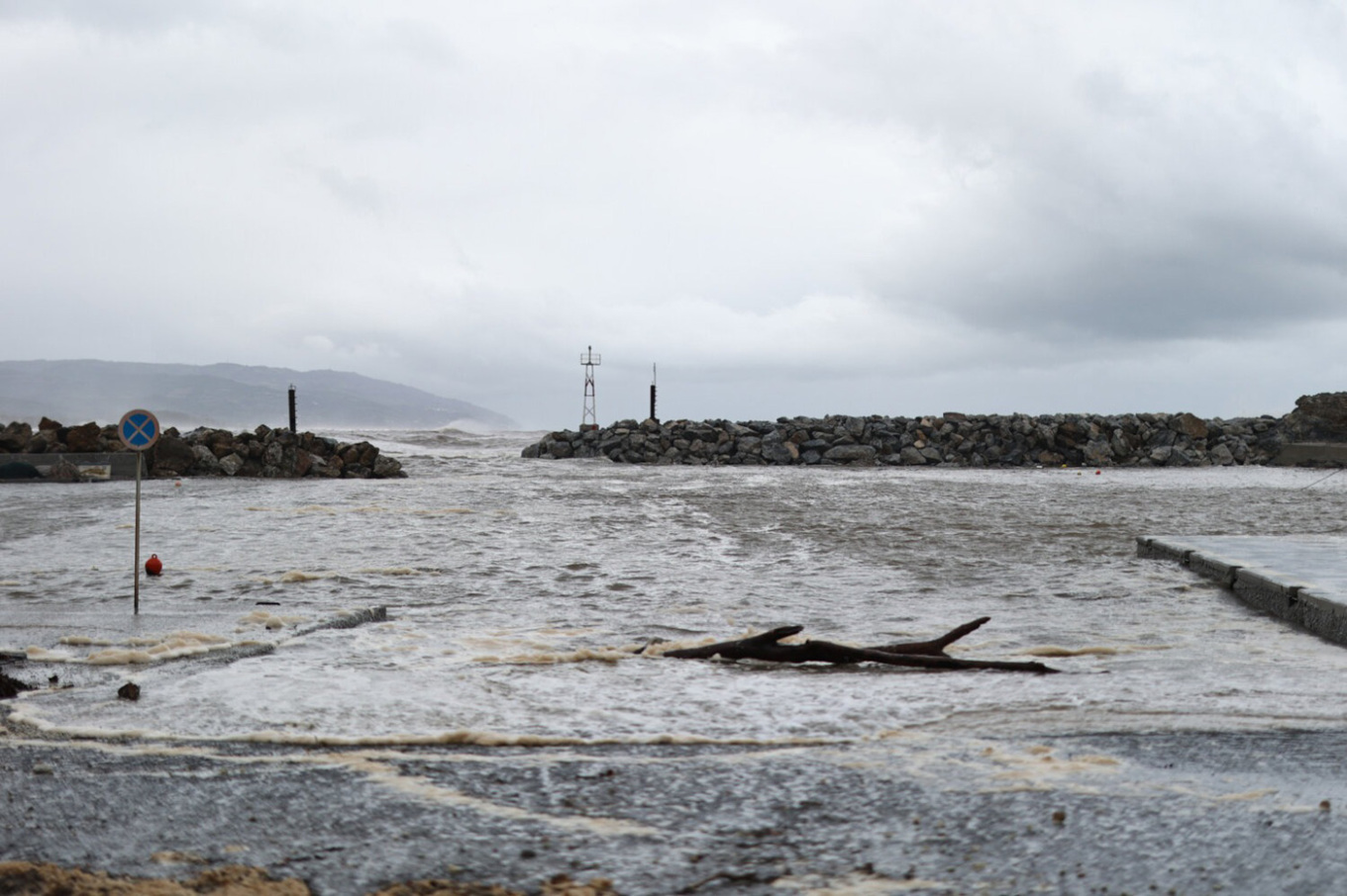 Πλημμύρισαν σπίτια από την κακοκαιρία στον Αγιόκαμπο Λάρισας -«Έριξε περισσότερο νερό απ- ό,τι στον Ντάνιελ» λέει o δήμαρχος