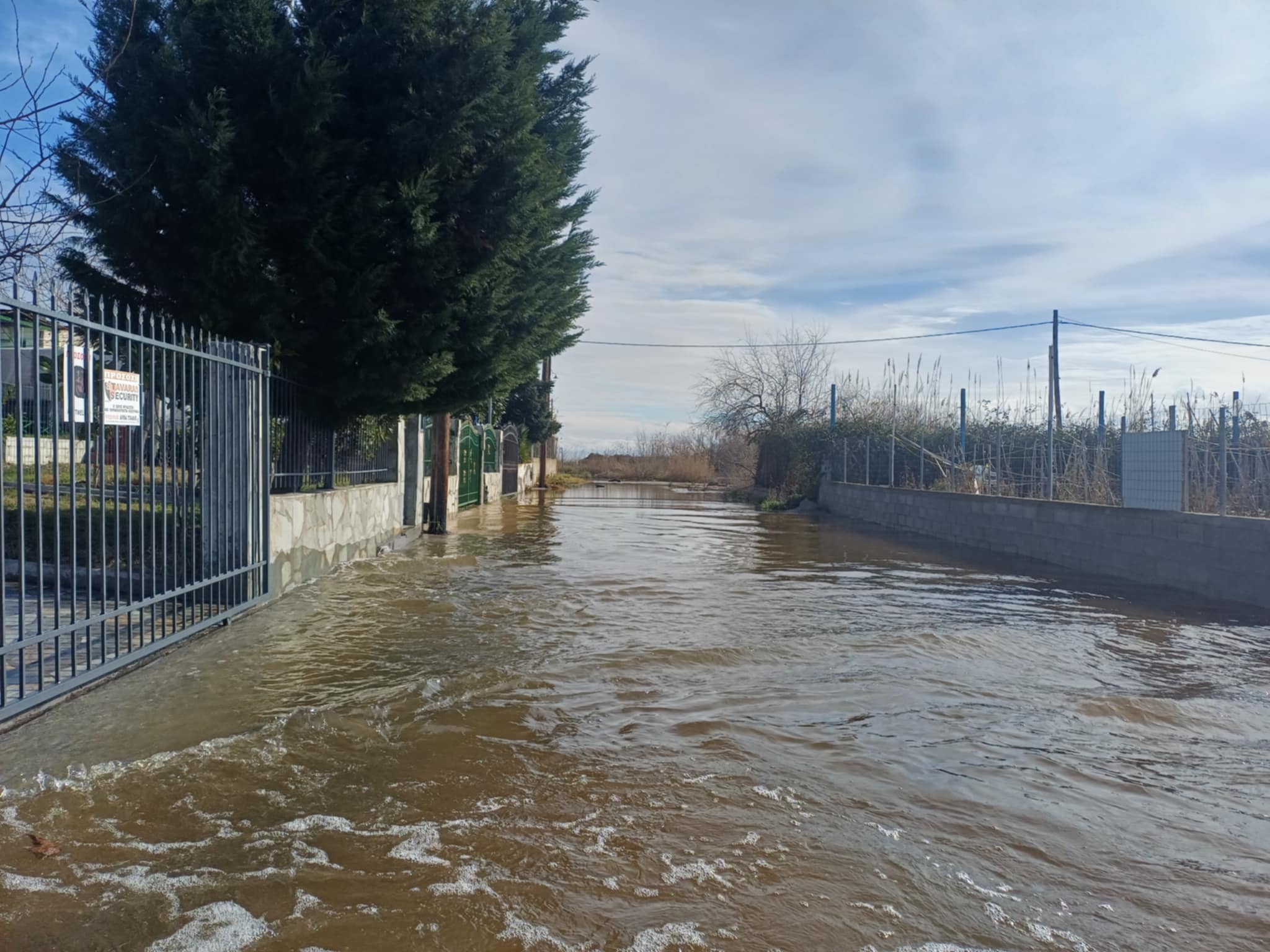 Θ΄-αλασσα και στεριά έγινα ένα στα παράλια του Δήμου Τεμπών από τη χθεσινή καταιγίδα (ΦΩΤΟ+video)