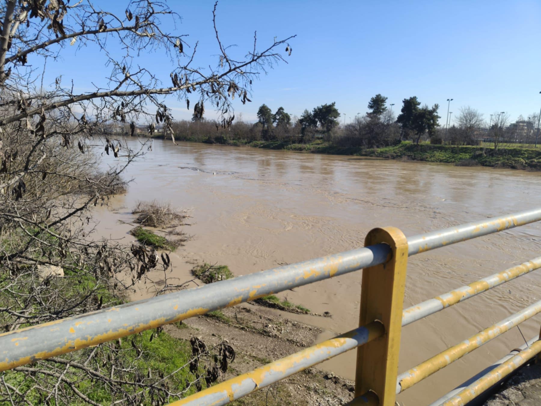 Επιχείρηση απομάκρυνσης φερτών στον Πηνειό στη γέφυρα Γιάννουλης- διεφυγε τον κίνδυνο η Λάρισα (ΦΩΤΟ+video)