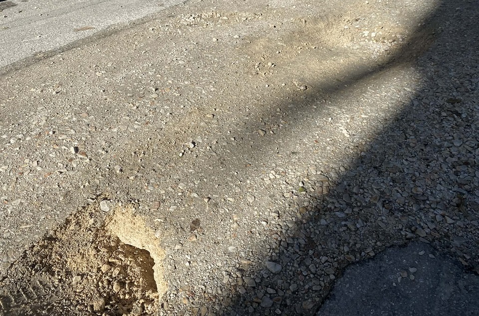 Επικίνδυνες λακούβες στο κέντρο της Λάρισας χάσκουν εδώ και εβδομάδες (ΦΩΤΟ)