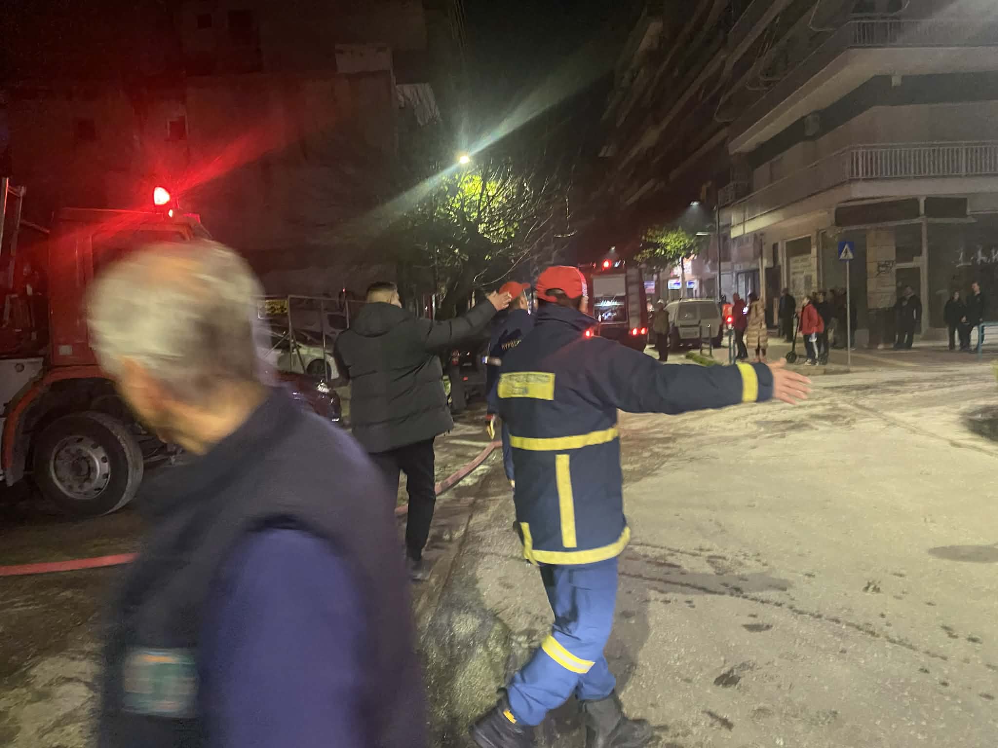 Συναγερμός στη Λάρισα για πυρκαγιά σε διαμέρισμα 6ου ορόφου- μεγάλη κινητοποίηση της Πυροσβεστικής (ΦΩΤΟ)
